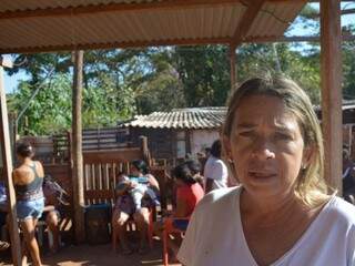A voluntária Elenir Marinho explica que o projeto atende cerca de 150 crianças de 80 famílias, devidamente cadastradas. (Foto: Danielle Valentim)