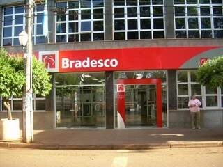 Agência central do Bradesco em Dourados; banco foi condenado por desrespeitar lei da fila (Foto: Divulgação)