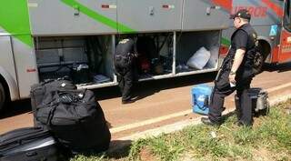 Policiais do DOF realizando fiscalização no ônibus em que adolescente estava (Foto: Divulgação/ DOF)