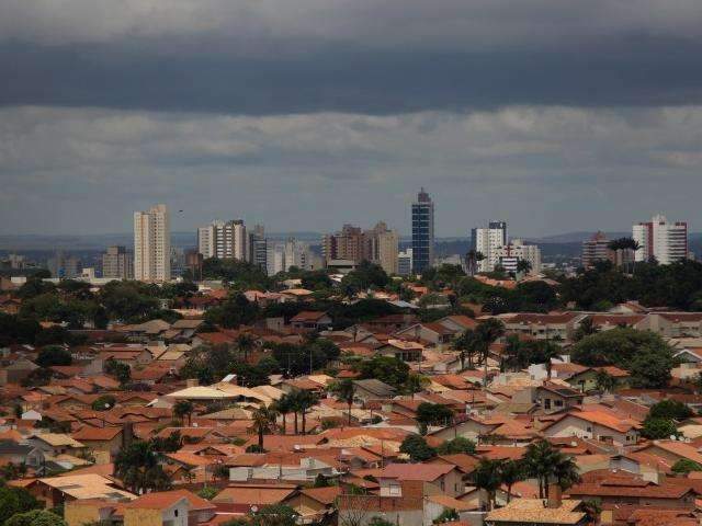  Meteorologia prev&ecirc; mais um dia de chuva e alerta para tempestade 