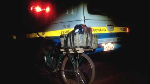 Polícia encontra bicicleta abandonada com 48 kg de maconha na garupa