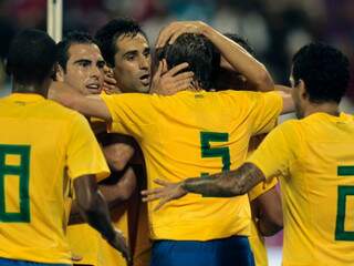 Ex-atacante do Grêmio marcou os dois gols do jogo. (Foto: Reuters)