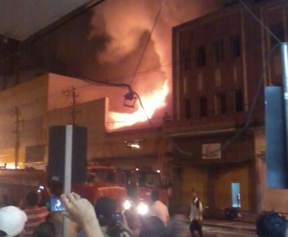 Funcion&aacute;rio ouviu explos&otilde;es ap&oacute;s in&iacute;cio de inc&ecirc;ndio que destruiu loja