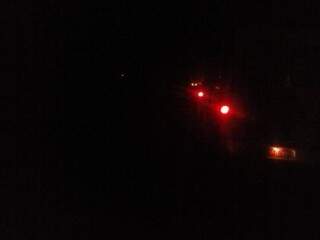 A imagem mostra a escuridão em que os veículos tiveram que aguardar na rodovia, por causa do tombamento da carreta (Foto: Direto das Ruas)