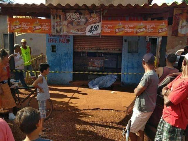 Homem &eacute; morto com facada no pesco&ccedil;o ap&oacute;s discuss&atilde;o em bar 