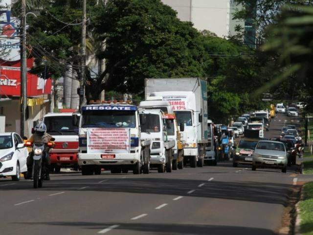 Com fogos e carreata, caminhoneiros fazem protesto na Afonso Pena