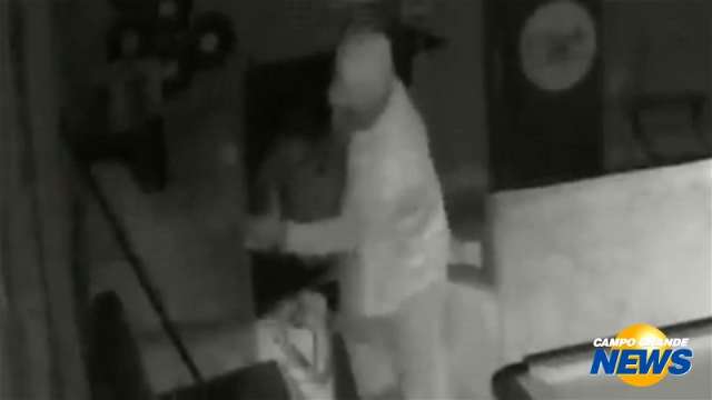 Ladr&atilde;o invade barbearia, rouba televis&atilde;o e foge