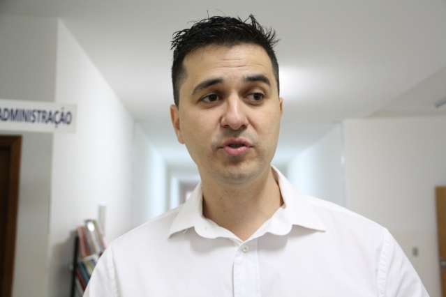Prefeito entrega cadeiras adaptadas para crian&ccedil;as com defici&ecirc;ncia 