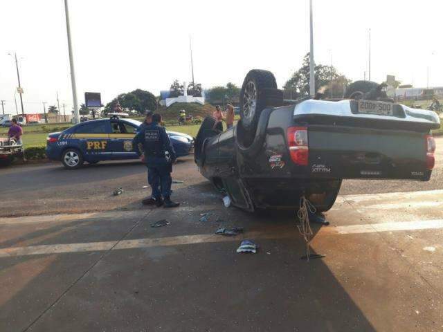Em fuga, bandidos entram no Paraguai e s&atilde;o presos ap&oacute;s capotar Hilux
