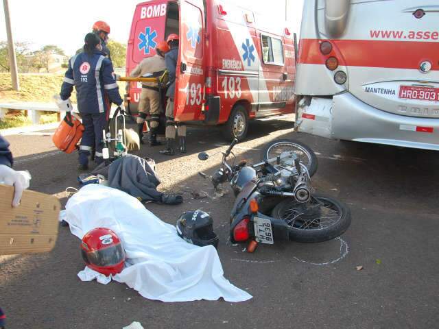  Moto ocupada por 3 pessoas, entre elas crian&ccedil;a, bate em &ocirc;nibus e um morre