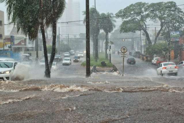 Chuva de duas horas que alagou vias e arrastou carro para e sol reaparece