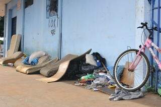 Calçada no bairro Santo Amaro é dormitório para moradores de rua. (Foto: Alcides Neto)