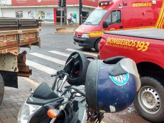 Colis&atilde;o entre carro moto fere casal e complica tr&acirc;nsito na Avenida Zahran 