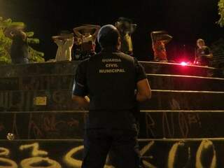 Guarda municipal durante abordagem no centro de Campo Grande. (Foto: Divulgação/Guarda Municipal)