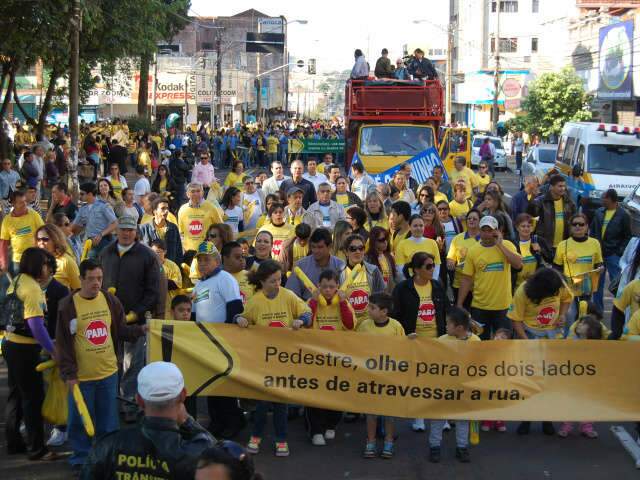  Cerca de 10 mil pessoas tomam as ruas da Capital para pedir paz no tr&acirc;nsito