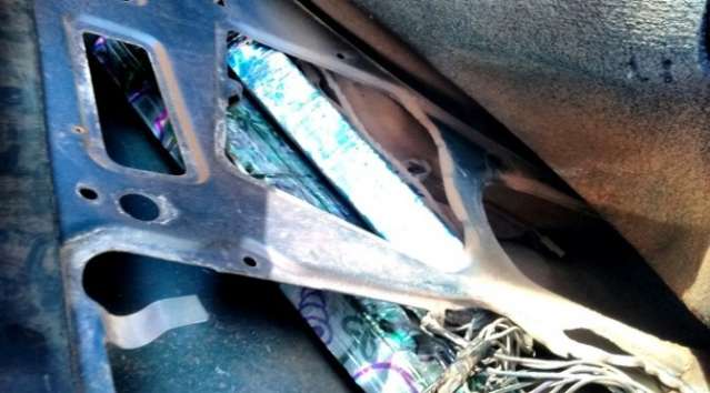 Policiais apreendem droga e R$ 600 em notas falsas em interior de ve&iacute;culo