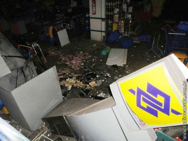  Ladr&otilde;es dinamitam caixa em supermercado e atiram contra testemunhas 