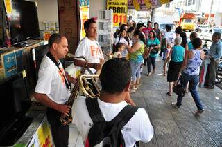 Banda em loja de móveis e eletrodomésticos. (Foto João Garrigó)