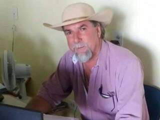 Prefeito dá soco em morador e afirma que 'não tem sangue de barata' Prefeito dá soco em morador e afirma que 'não tem sangue de barata'