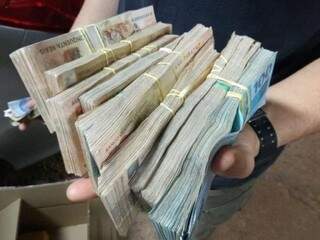 Dinheiro apreendido pela PF com policial militar, em abril do ano passado (Foto: Divulgação)
