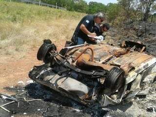 Carro pegou fogo após capotagem. (Foto: Coxim Agora)
