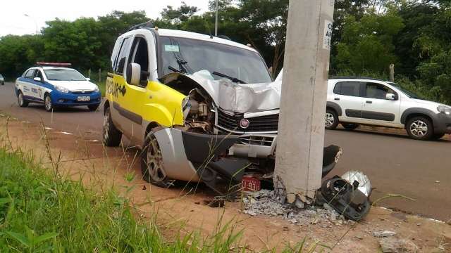 Van bate em placa e em poste ap&oacute;s motorista perder controle de dire&ccedil;&atilde;o