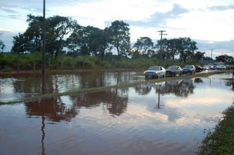  Chuva rápida alaga vários pontos na região norte de Campo Grande
