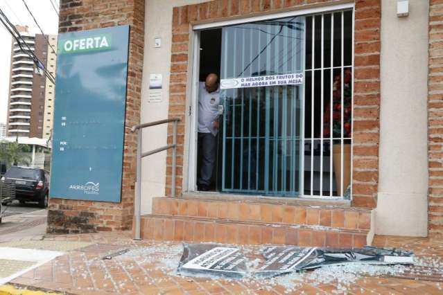 Ladr&otilde;es arrombam peixaria mas fogem sem levar dinheiro do caixa