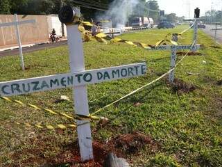 Cruzes foram colocadas no canteiro central da avenida durante manifestação, esta manhã (11). (Foto: Marcos Ermínio) 