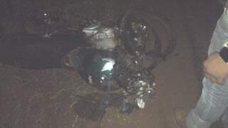 A moto, que a vítima conduzia, ficou totalmente destruída. (Foto: Helton Verão)