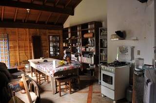 Na cozinha, objetos antigos que o aposentado nunca se desfez. (Foto: Alcides Neto)
