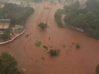 Córrego Segredo transbordou em decorrência do temporal da tarde desta quinta (Foto: Direto das Ruas)