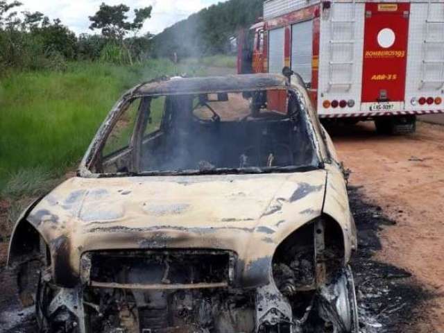 Pol&iacute;cia encontra marca de tiro em cr&acirc;nio de v&iacute;tima carbonizada em carro 
