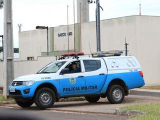 Viatura da PM deixando a sede do Gaeco em Campo Grande; pelo menos 200 policiais militares dão apoio à força-tarefa (Foto: Marina Pacheco)