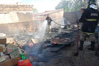 Bombeiros fazem rescaldo em material que foi queimado. (Foto: Simão Nogueira)