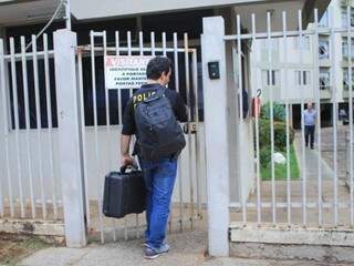 Agente da Polícia Federal chega a condomínio na região da Vila Carvalho nesta manhã (Foto: Marina Pacheco)