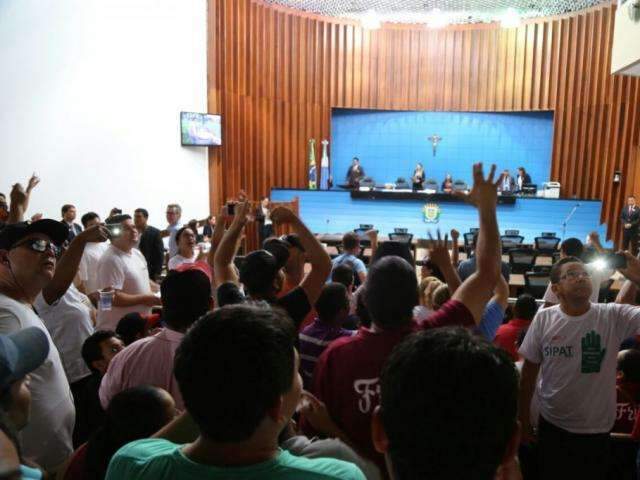 Protesto de funcion&aacute;rios da JBS re&uacute;ne 2 mil na Assembleia, diz sindicato