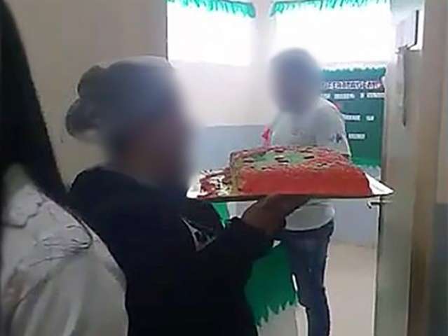 Festinha de servidores interrompe vacina&ccedil;&atilde;o e revolta pacientes