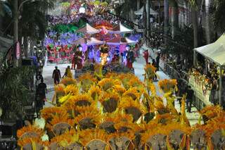 Além de blocos e cordões, Carnaval de Corumbá tem desfiles de escolas de samba. (Foto: Marlon Ganassin)