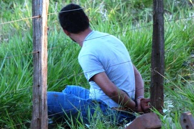 Ap&oacute;s fugir e capotar carro, motorista &eacute; preso com 40 pacotes de cigarro