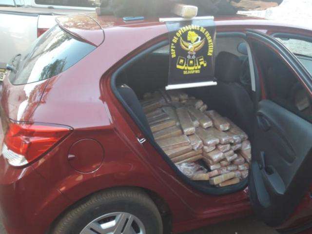 Traficante foge do DOF e abandona Onix com 403 quilos de maconha