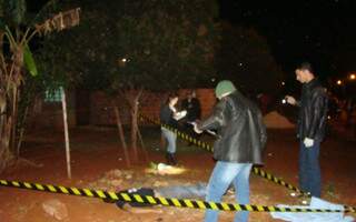 Policiais trabalham no local do crime. (Foto: Site Dourados News)