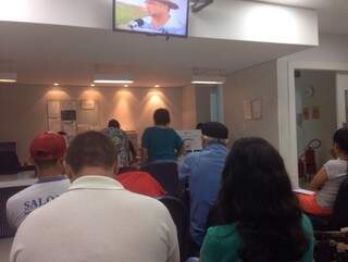 Mais de 30 pacientes aguardando na recepção pelo atendimento (Foto do Leitor)