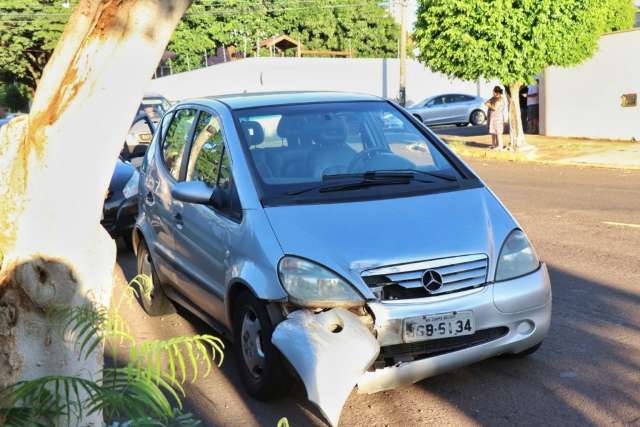 Motorista &eacute; retirada por portas traseiras ap&oacute;s capotagem no Monte Castelo
