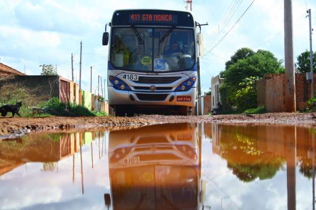 Prefeitura come&ccedil;a a cascalhar e acabar com buracos em ruas de bairro