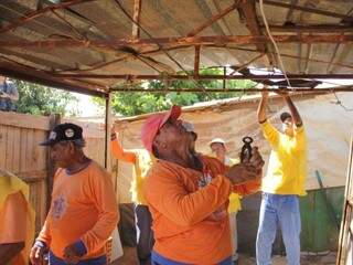 Funcionários da Prefeitura desmontando barracos na Cidade de Deus, na segunda-feira (7) (Foto: Marcos Ermínio)