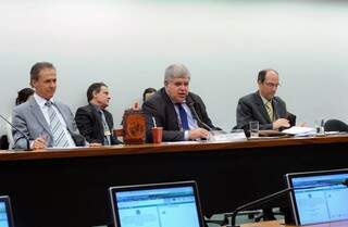 Deputado Carlos Marun (ao centro), durante reunião da comissão especial (Foto: Luis Macedo/Câmara dos Deputados)