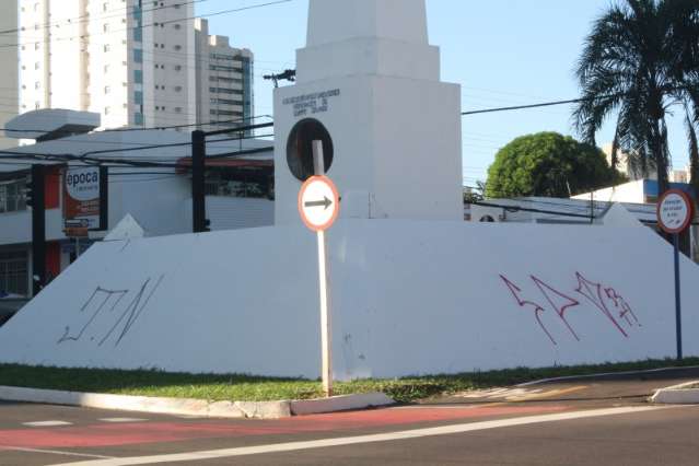 Duas semanas ap&oacute;s mutir&atilde;o de pintura, Obelisco &eacute; novamente pichado