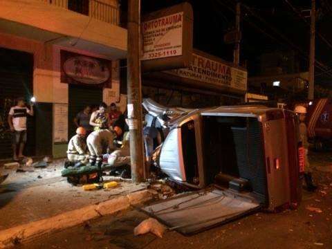 Empres&aacute;rio tomba caminhonete e bate em poste da avenida Mato Grosso