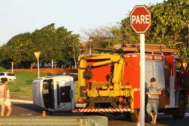 Motorista avan&ccedil;a preferencial, colide com kombi que &eacute; arrastada e tomba